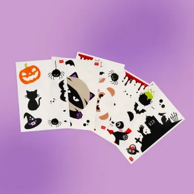 Folhas de autocolantes com temas de Halloween sobre fundo roxo