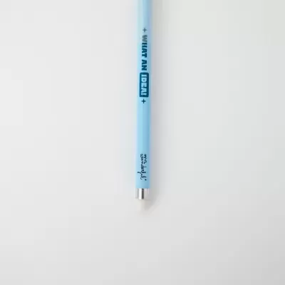 Lápis azul claro com texto e borracha prateada sobre fundo branco