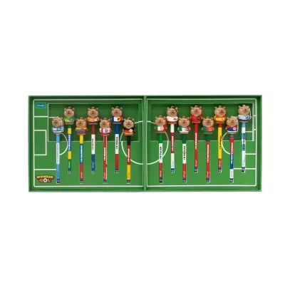 Lápis coloridos com cabeças em forma de ursos vestindo camisolas de diferentes países, numa caixa verde com fundo de campo de futebol.