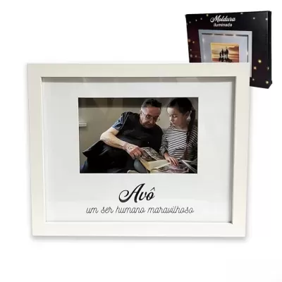 Moldura branca com fotografia e texto sobre avô