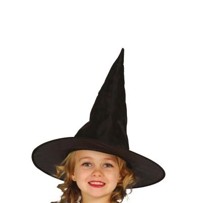 Criança com chapéu de bruxa preto pontiagudo