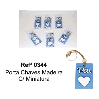 Chaveiros de madeira azul e branco com texto Pai e coração