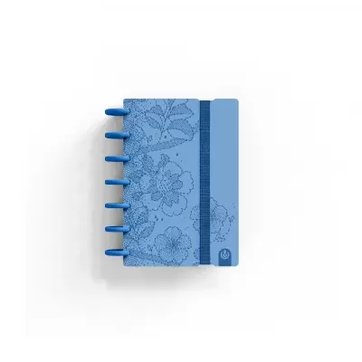 Caderno azul com padrão de flores e argolas azuis visto de cima