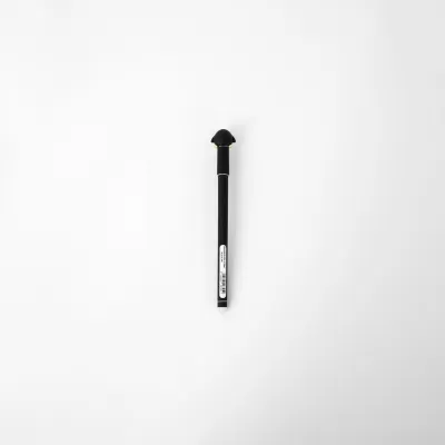 Pincel de maquilhagem preto com cerdas e rótulo em fundo branco