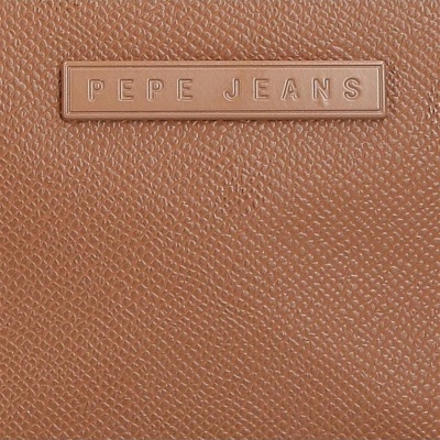 Pormenor de bolsa ou carteira em couro castanho com placa PEPE JEANS.
