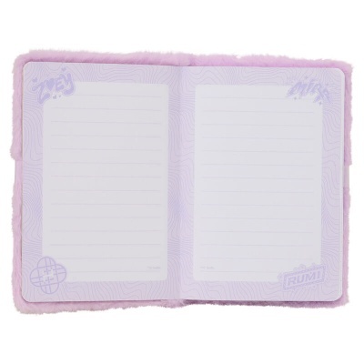 Caderno aberto com capa rosa peluda e páginas decoradas
