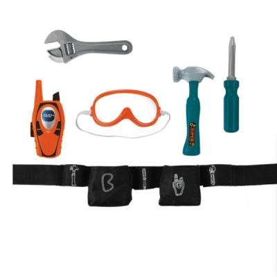Conjunto de brinquedo com ferramentas incluindo chave inglesa, walkie-talkie, óculos de proteção, martelo, chave de fendas e cinta preta com bolsos.