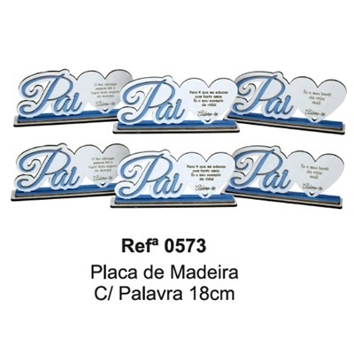 Placas de madeira decorativas com palavra Pai em azul e branco e textos em corações brancos.