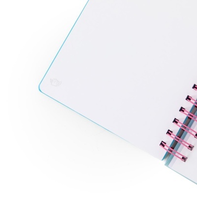 Caderno de espiral com capa azul clara e folhas brancas