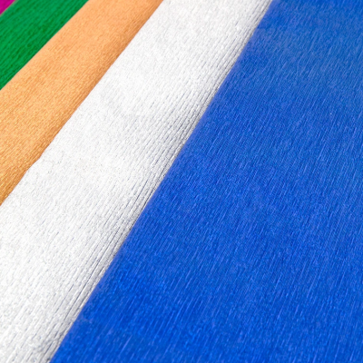 Quatro tecidos em cores verde, castanho claro, branco e azul com textura visível