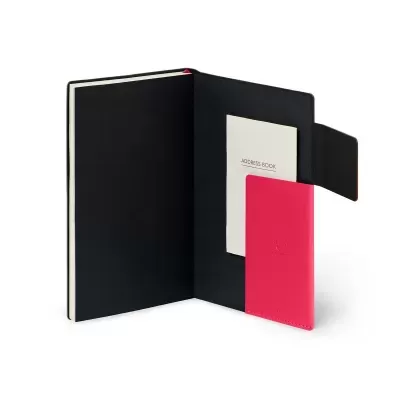 Caderno preto aberto com bolso interno contendo cartão branco e caderno vermelho