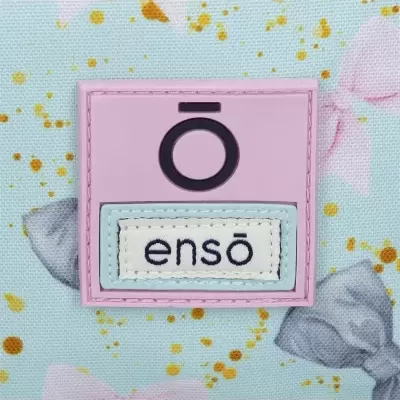 Etiqueta rosa e branca com texto e símbolo sobre tecido azul claro com padrão colorido