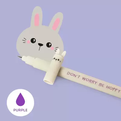 Caneta branca com tampa de coelho e texto em roxo sobre fundo lilás e desenho de coelho.