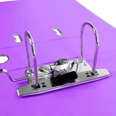 Pasta arquivo roxa com mecanismo metálico