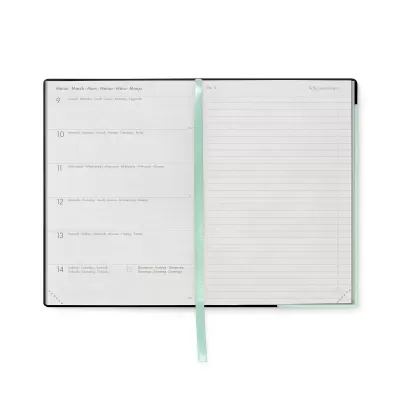 Agenda semanal aberta com capa preta e faixa azul claro