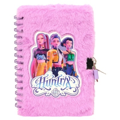 Caderno felpudo rosa com imagem de personagens animadas e cadeado lilás