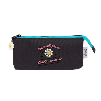 Estojo escolar preto com fecho azul turquesa e pendente de flor, com texto em rosa