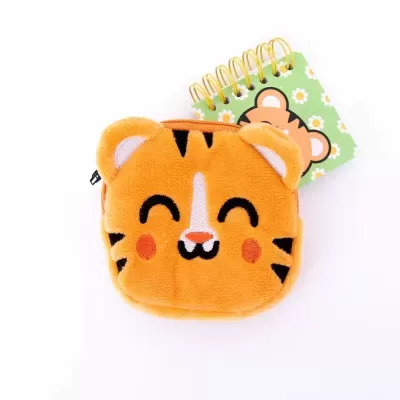 Bolsa de peluche laranja em forma de cabeça de tigre com etiqueta verde de folhas e flores