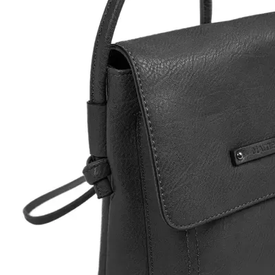 Bolsa de ombro preta em material com textura fina e aba frontal