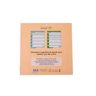 Calendário magnético de parede cor pêssego para famílias com texto e imagens das páginas de janeiro e junho.