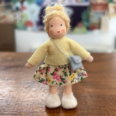 Boneca Waldorf Loiro