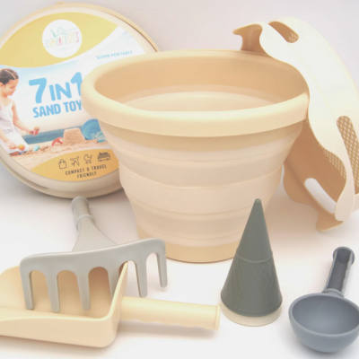 Capa e Conjunto Balde, Pá, Formas e Ancinho | Bege