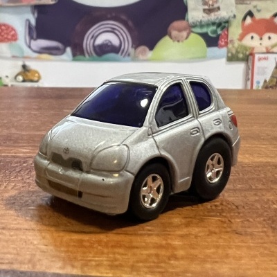 Toyota Yaris Cinza | Carro Miniatura