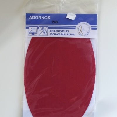 Adorno oval vermelho para roupa, aplicação a ferro, embalagem transparente com etiqueta azul e branca