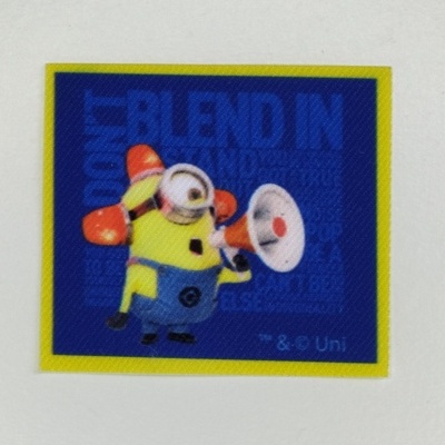 Adesivo quadrado com Minion segurando megafone e texto 'DON'T BLEND IN'