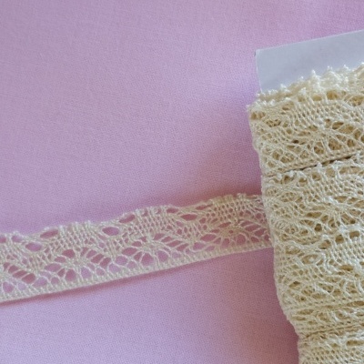 Renda creme em cartão sobre fundo rosa com texto 'Renda 8'.