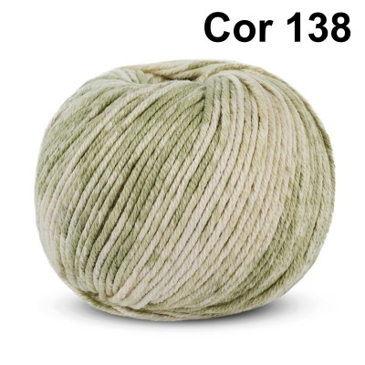 Novelo de lã verde e creme com o texto Cor 138