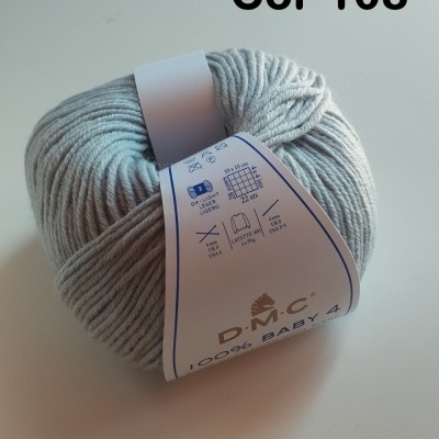 Novelo de lã cinzento claro com etiqueta DMC BABY 4 sobre superfície branca