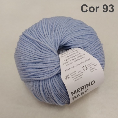 Novelo de lã merino azul claro com etiqueta branca