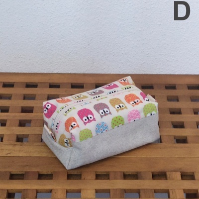 Necessaire retangular com padrão de corujas coloridas e base cinza numa superfície de madeira