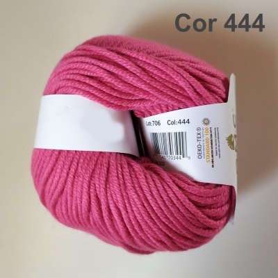 Novelo de lã rosa com etiqueta branca com código de barras e texto
