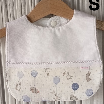 Babete branco para bebé com estampado de coelhos e balões em azul e cinzento.