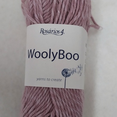 Meada de fio Rosários 4 WoolyBoo rosa claro com etiqueta branca