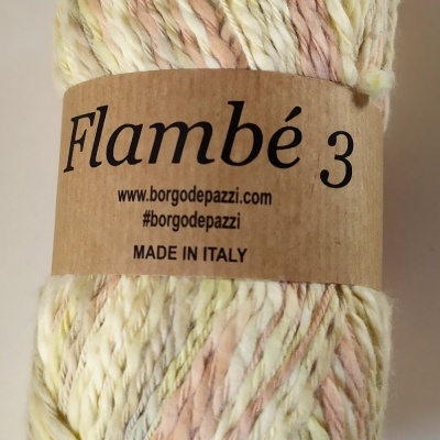 Novelo de fio colorido Flambé 3 em tons pastel com etiqueta de papel castanho