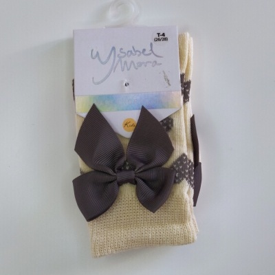 Meias bege com laço castanho e etiqueta da marca Ysabel Mora