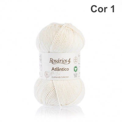 Novelo de lã branca Rosários 4 Atlântico em fundo branco