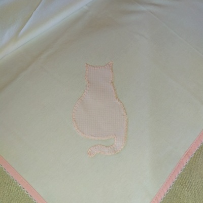 Toalha branca com aplicação de gato cor-de-rosa e borda cor-de-rosa com texto FA1