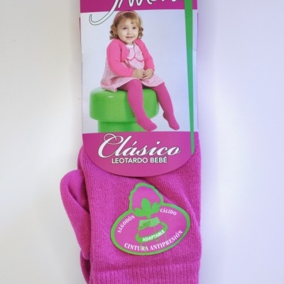 Meias de bebé cor rosa com embalagem da marca Sab Mora