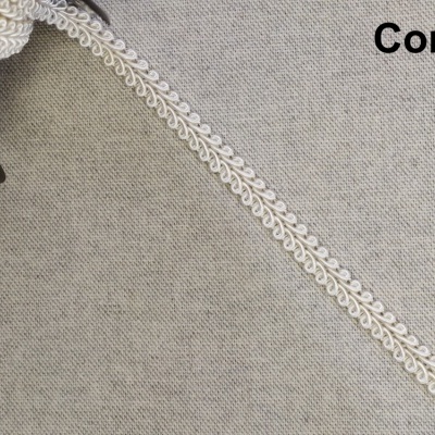 Fita decorativa branca enrolada em carretel preto sobre fundo cinza com texto Cor 2