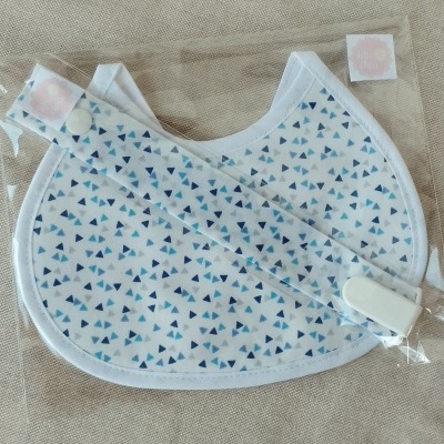 Babete branco com padrão azul e faixa em saco plástico