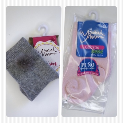 Dois pares de meias Ysabel Mora, um cinza com pompom e outro rosa para bebé embalado.