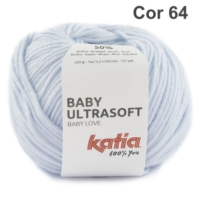 Novelo de lã azul clara Katia Baby Ultrasoft com rótulo branco.