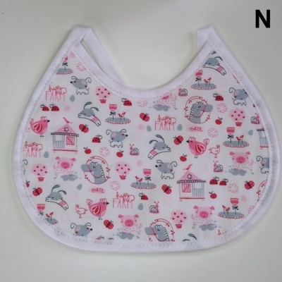 Babete de bebé com padrão de animais e flores coloridas