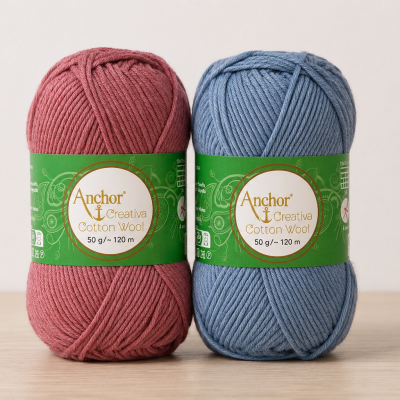 Bolas de fio Anchor Creativa Cotton Wool rosa e azul com rótulos verdes