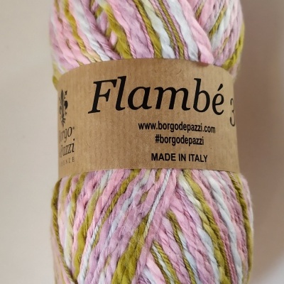 Novelo de lã multicolorida com etiqueta de papel