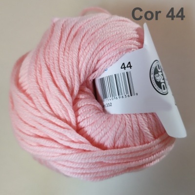 Novelo de lã rosa claro com etiqueta branca e código de barras